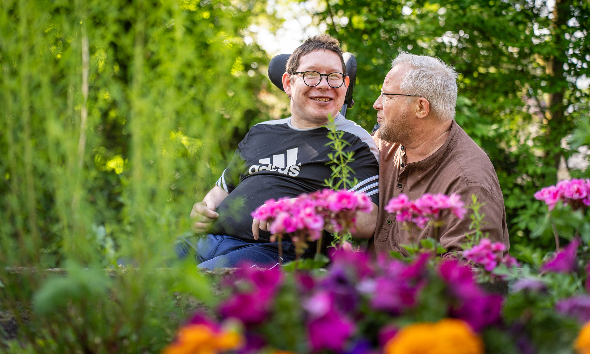 Pflegekraft mit Bewohner im Garten der Pflegeeinrichtung Haus Elim | Elim MeH Bethel in Bielefeld