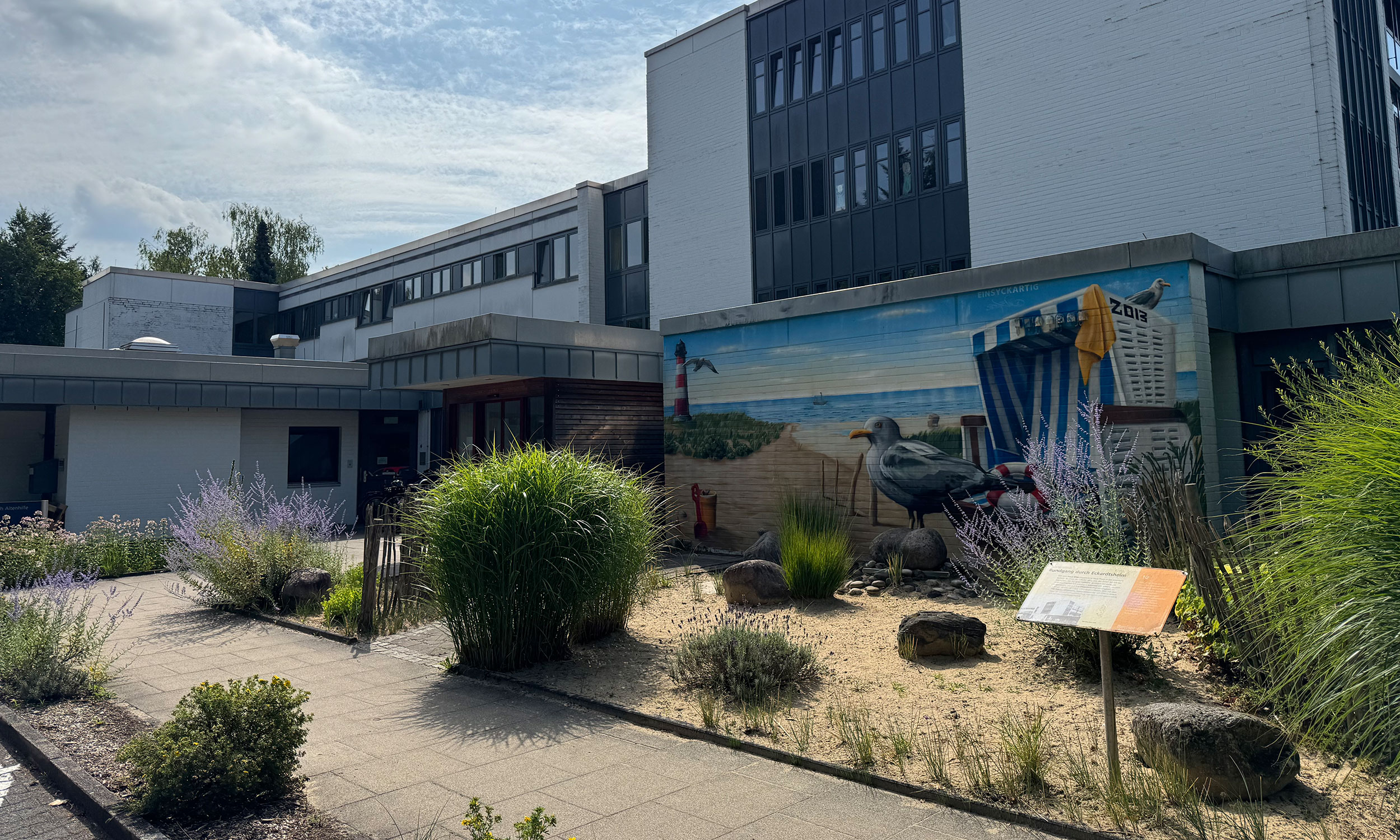 Blick auf den Eingangsbereich der Pflegeeinrichtung Haus Elim | Elim MeH